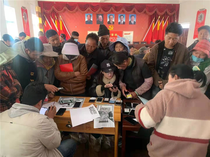 被百姓簇?fù)淼囊痪€服務(wù)現(xiàn)場(chǎng).jpg 被百姓簇?fù)淼囊痪€服務(wù)現(xiàn)場(chǎng).jpg