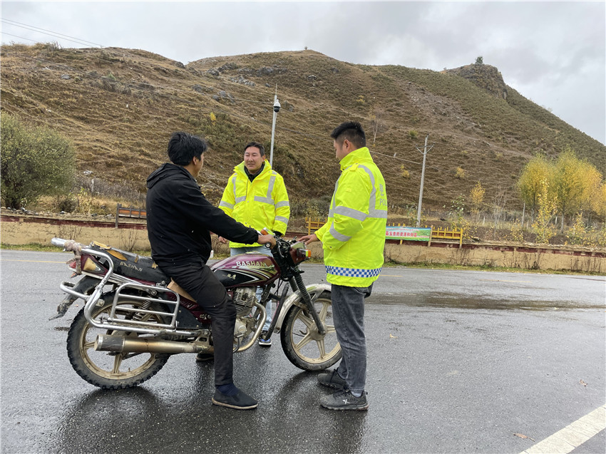 圖為勸導(dǎo)員向.jpg 圖為勸導(dǎo)員向.jpg