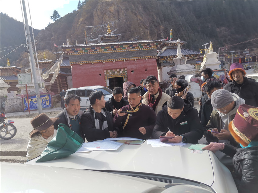 別樣的汽車銀行很接地氣，農(nóng)行德格縣支行開展農(nóng)戶信息建檔，現(xiàn)場為百姓開展金融服務(wù)。.jpg