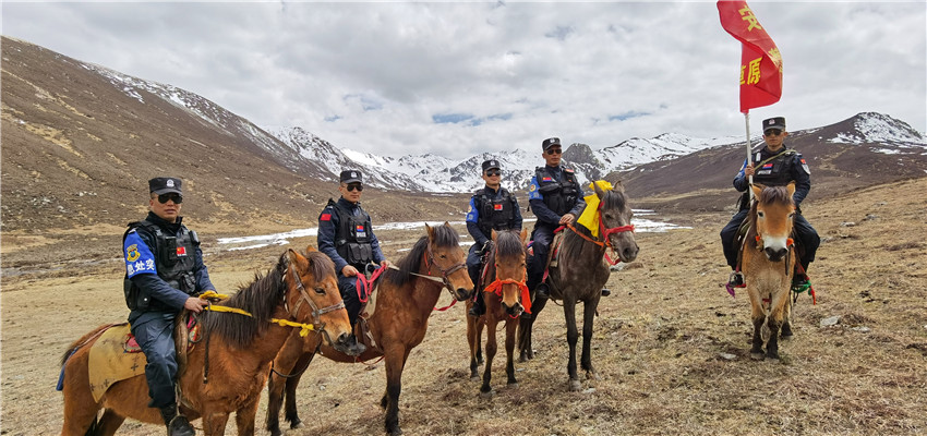 騎警正在.jpg 騎警正在.jpg