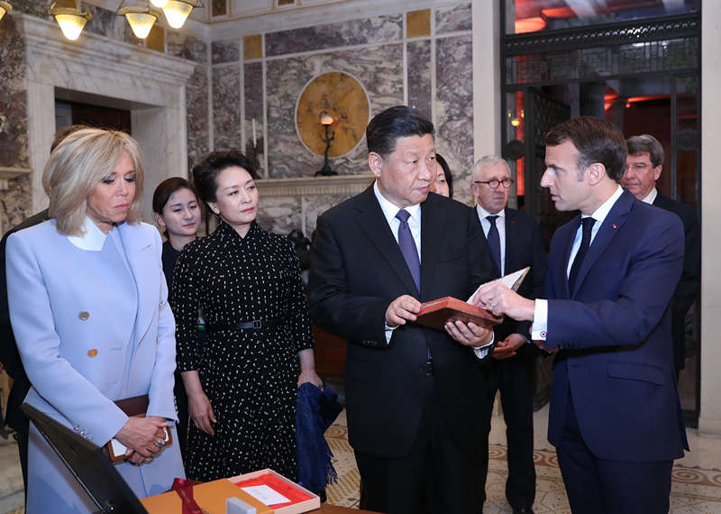 2019年3月24日，習(xí)近平在法國尼斯會見法國總統(tǒng)馬克龍。會見前，馬克龍向習(xí)近平贈送1688年法國出版的首部《論語導(dǎo)讀》法文版原著。