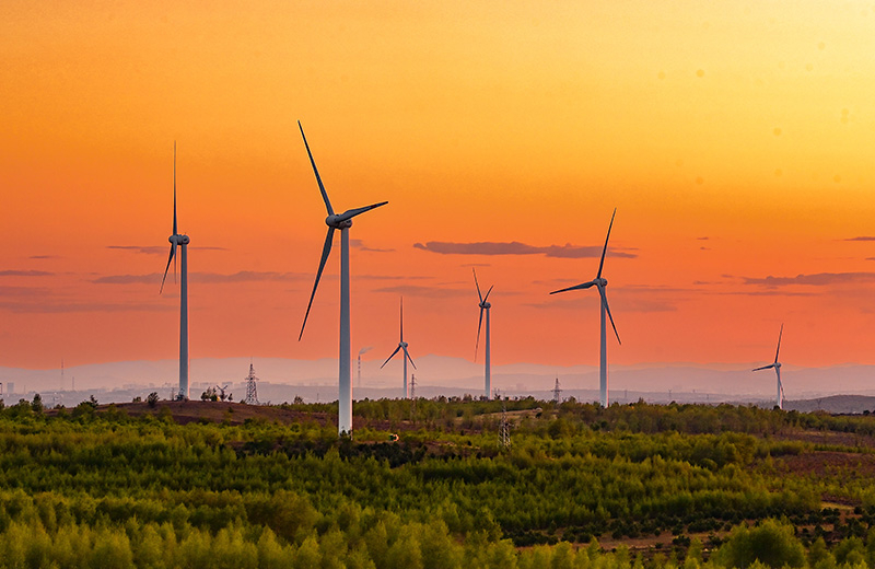 2023年5月23日清晨拍攝的內(nèi)蒙古興安盟烏蘭浩特市呼和馬場(chǎng)風(fēng)力光伏發(fā)電場(chǎng)內(nèi)的風(fēng)機(jī)。