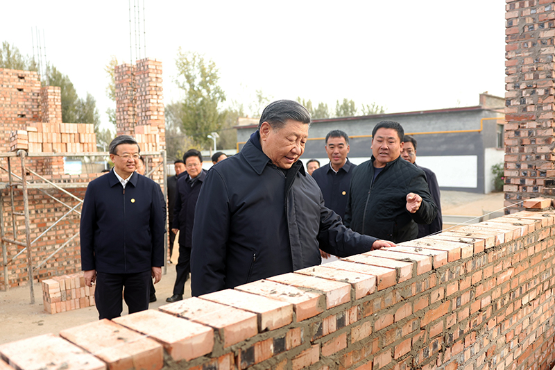 2023年11月10日，習(xí)近平總書記在河北保定涿州市刁窩鎮(zhèn)萬全莊村房屋重建施工現(xiàn)場考察。