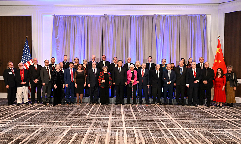 這是美國(guó)友好團(tuán)體聯(lián)合歡迎宴會(huì)開(kāi)始前，習(xí)近平主席會(huì)見(jiàn)飛虎隊(duì)和史迪威將軍后人、鼓嶺、艾奧瓦州、華盛頓州等方面友好人士代表，同他們親切交談并合影留念。