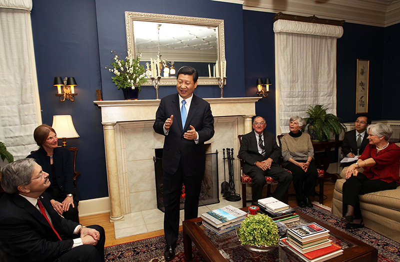 習(xí)近平2012年訪美時(shí)與老朋友敘舊場(chǎng)景。