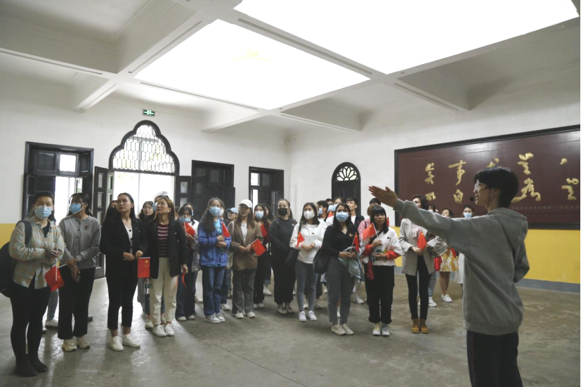 2021年5月20日，在喜迎中國共產(chǎn)黨建黨100周年之際，我校開展了少數(shù)民族學(xué)生“學(xué)黨史、感恩黨、跟黨走”紅色研學(xué)活動。