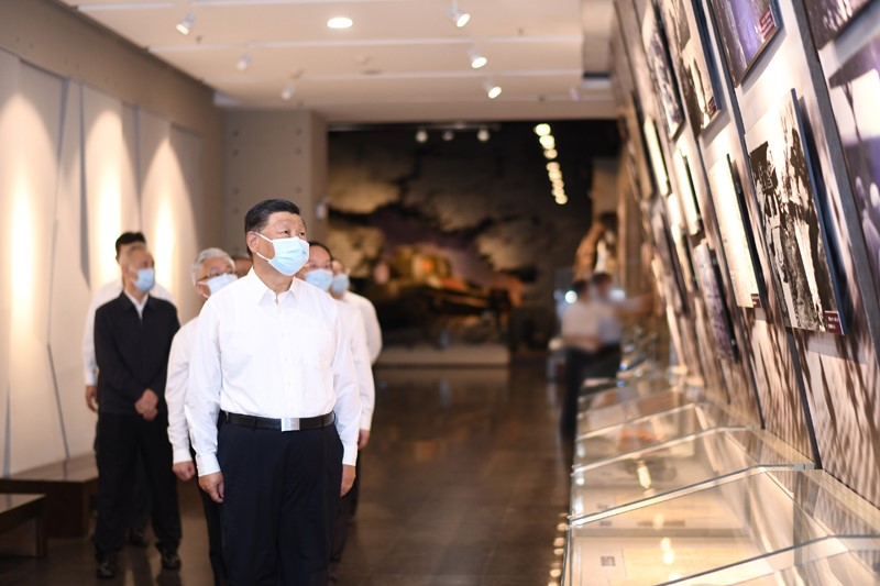 2022年8月16日至17日，中共中央總書記、國(guó)家主席、中央軍委主席習(xí)近平在遼寧考察。這是16日下午，習(xí)近平在錦州市考察遼沈戰(zhàn)役紀(jì)念館。 新華社記者 燕雁 攝