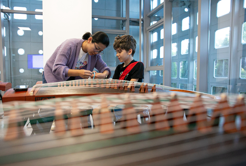 4月29日，在塞爾維亞貝爾格萊德中國文化中心，古箏指導(dǎo)老師王宣（左）在教學(xué)。新華社記者 李京 攝