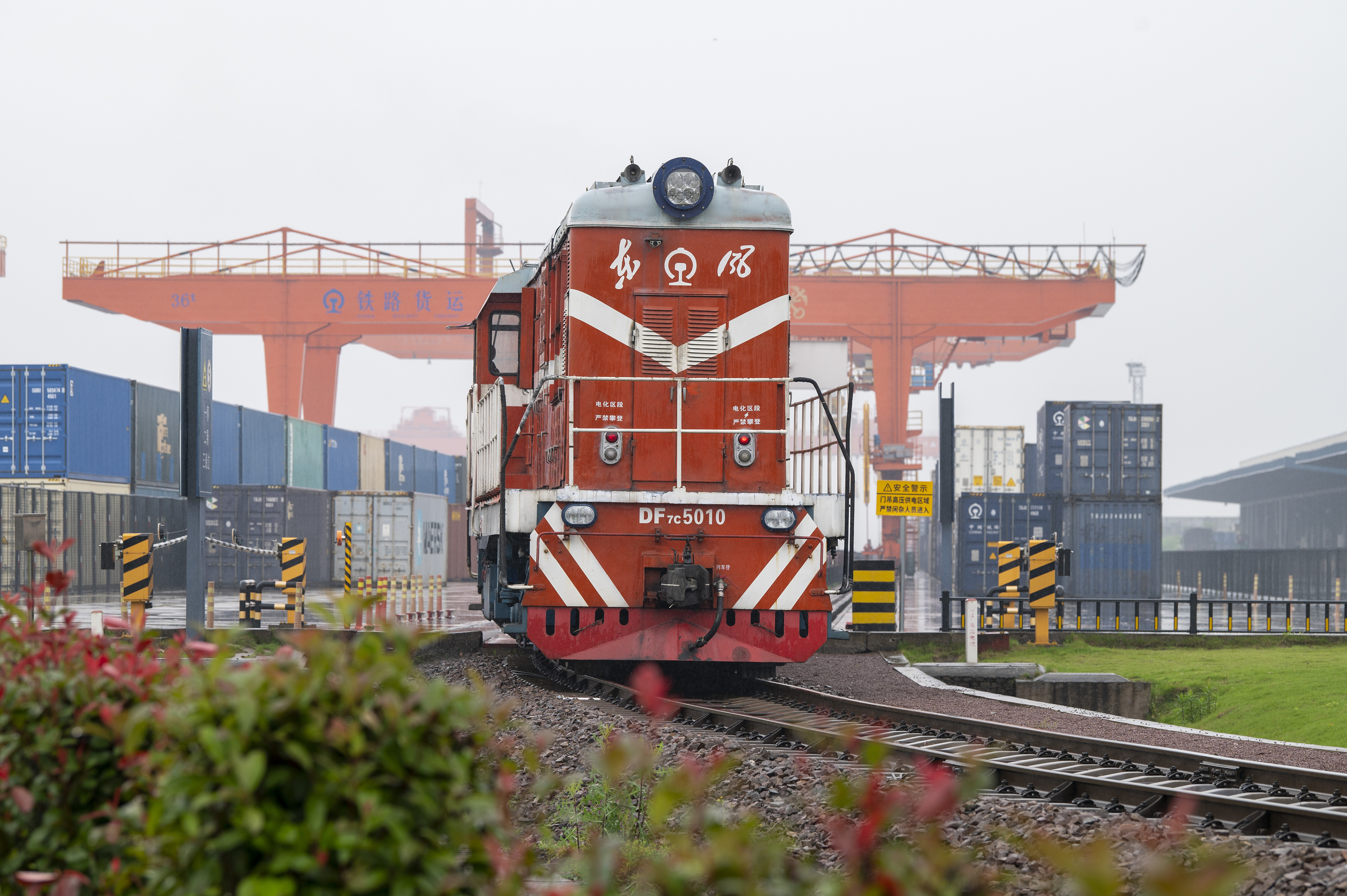 2024年5月5日，“五一”假期最后一天。在浙江省金華市金東區(qū)鐵路金華南站，一列滿載110標(biāo)箱的中歐班列緩緩啟程駛往匈牙利。