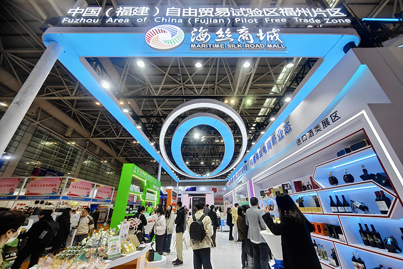 2024年3月18日，第四屆中國跨境電商交易會在福建福州開幕。展會聚焦“鏈接跨境全流域 共建電商新生態(tài)”，集聚全國80余個外貿(mào)產(chǎn)業(yè)帶的上千家供應(yīng)鏈企業(yè)。