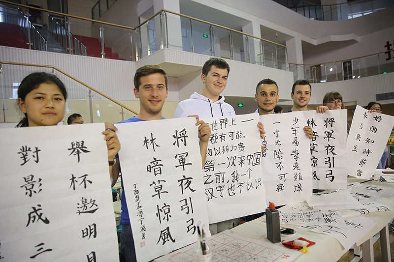 2017年6月5日，來自青島大學(xué)和中國(guó)石油大學(xué)（華東）的外國(guó)留學(xué)生在展示剛剛現(xiàn)場(chǎng)完成的書法作品。