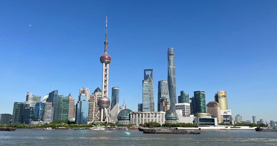 沿蘇州河遠眺陸家嘴城市建筑群。人民網(wǎng) 馬作鵬 攝